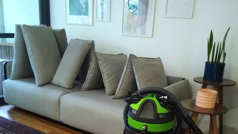 Como limpar estofado de sofá? 6 truques e dicas práticas.