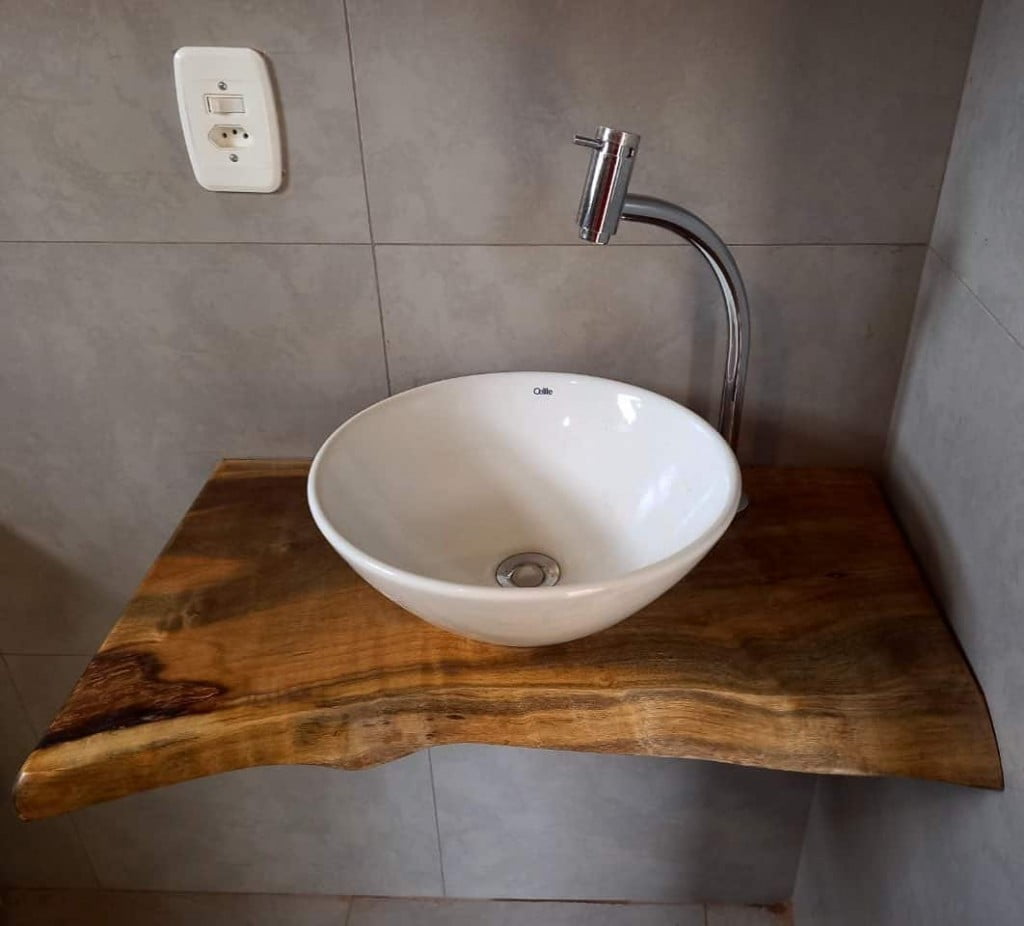 bancada de madeira em lavabo rustico