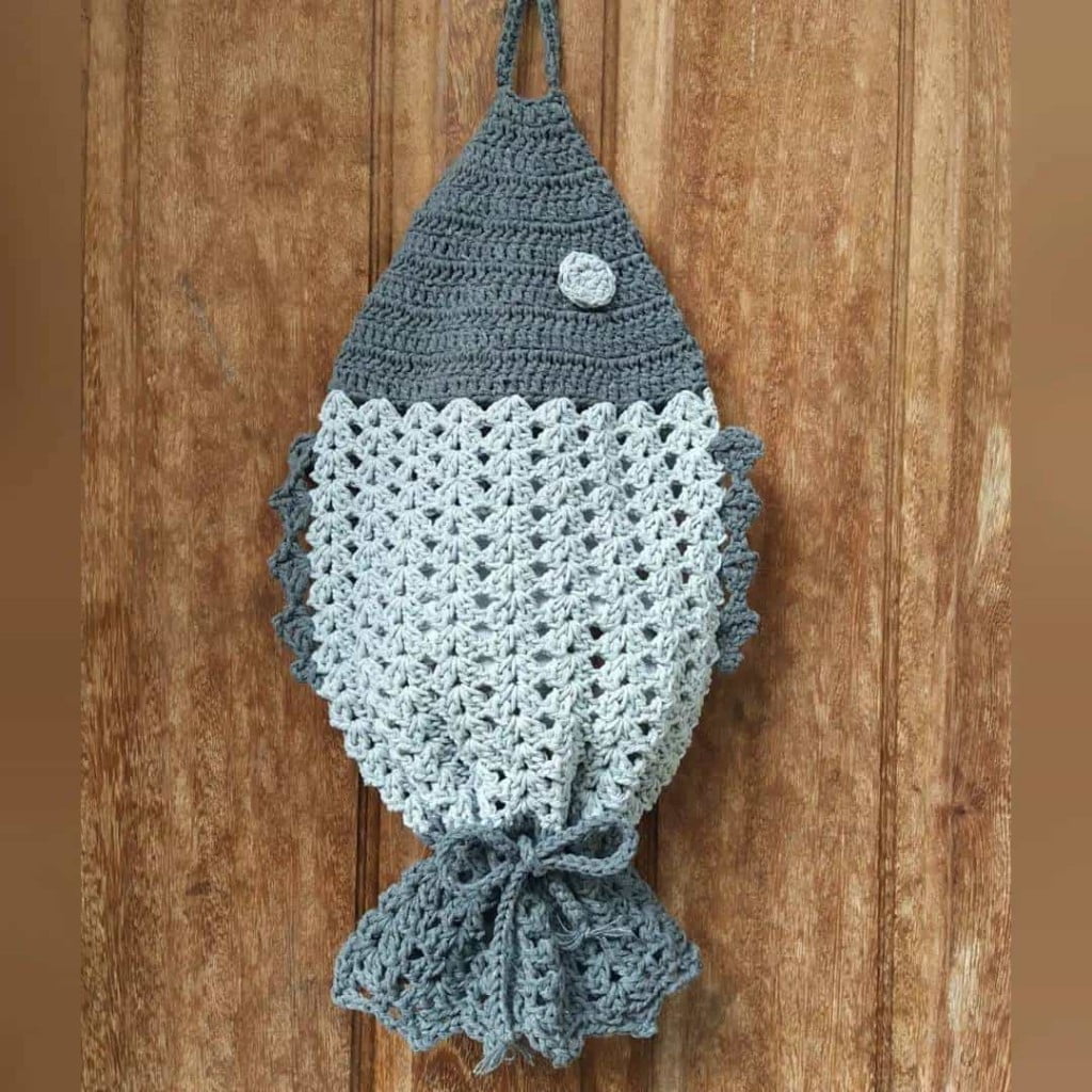 Puxa saco de crochê com formato de peixe
