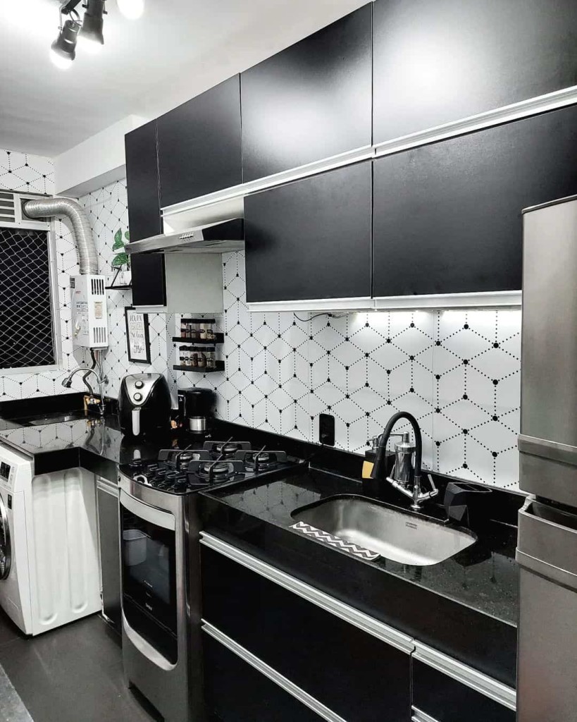 armario de cozinha preto 3 Armário de cozinha preto: dicas +7 modelos inspiradores para apostar na ideia.
