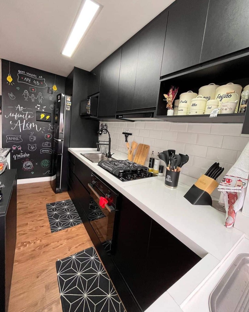armario de cozinha preto 7 Armário de cozinha preto: dicas +7 modelos inspiradores para apostar na ideia.