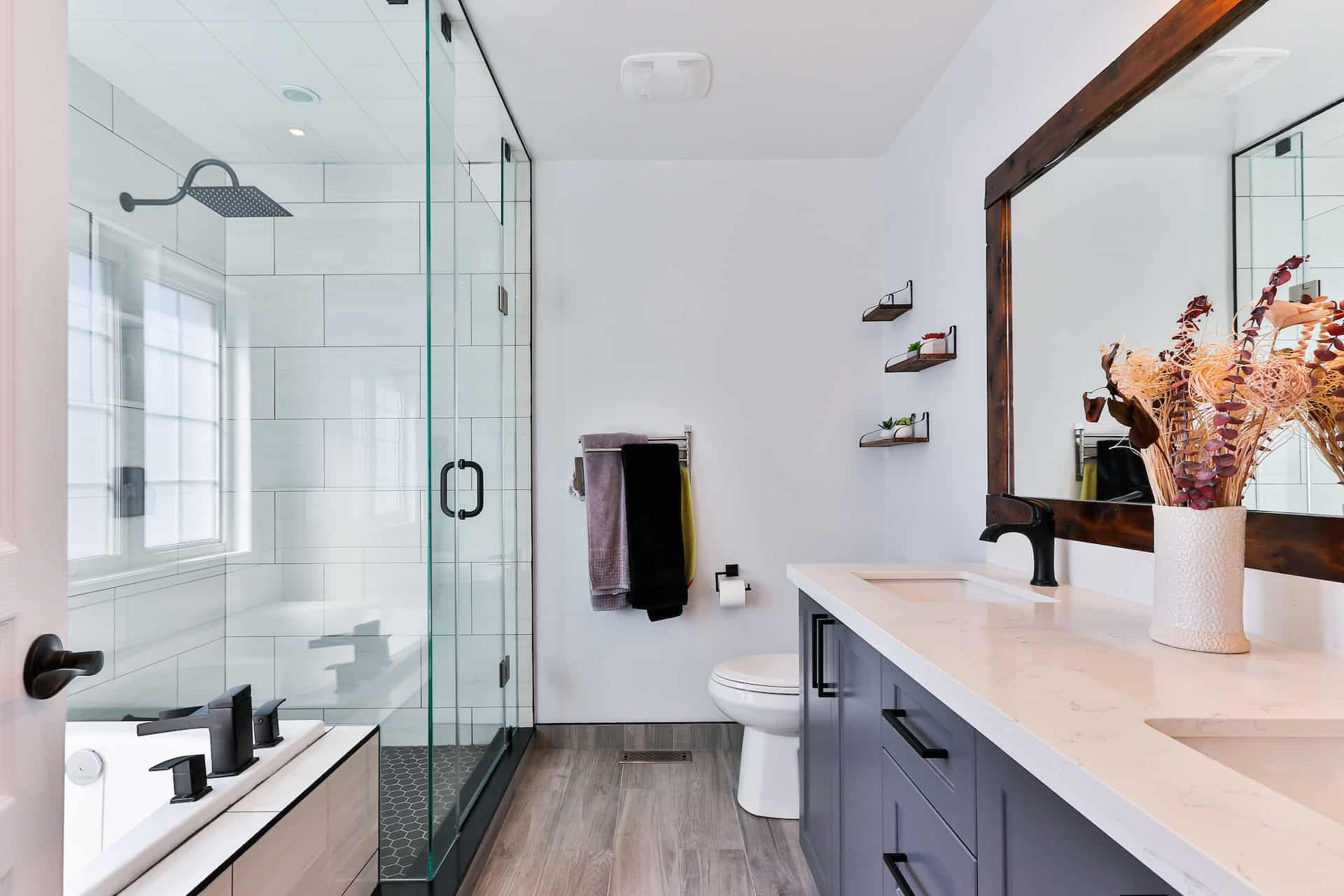 Banheiro pequeno decorado: 6 dicas para otimizar e decorar o espaço.