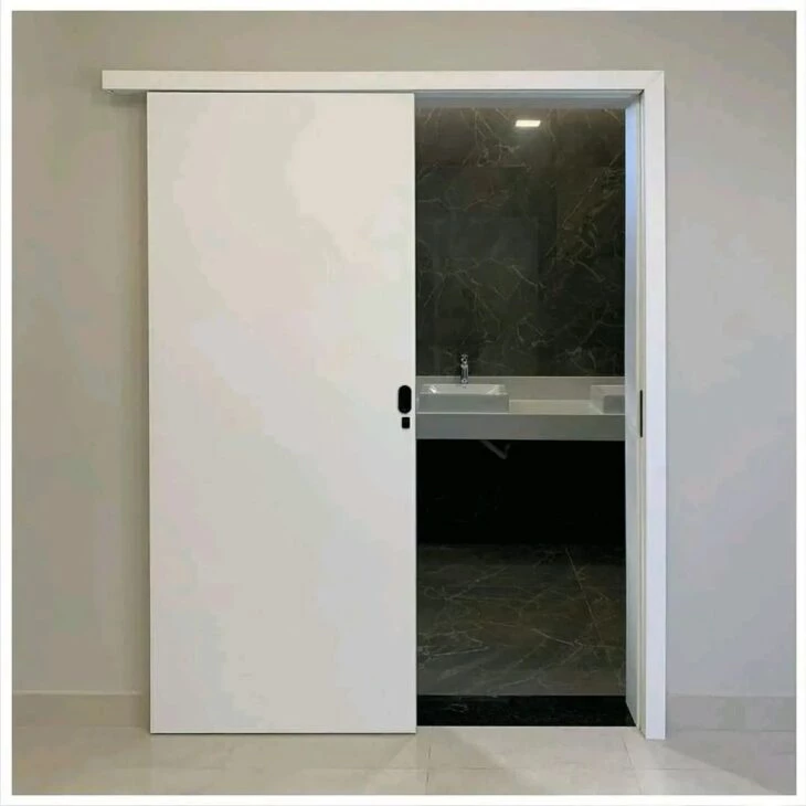 porta de correr para banheiro 09 730x730 1 Porta de correr para banheiro: dicas, modelos +14 ideias de ambientes p/ você se inspirar.