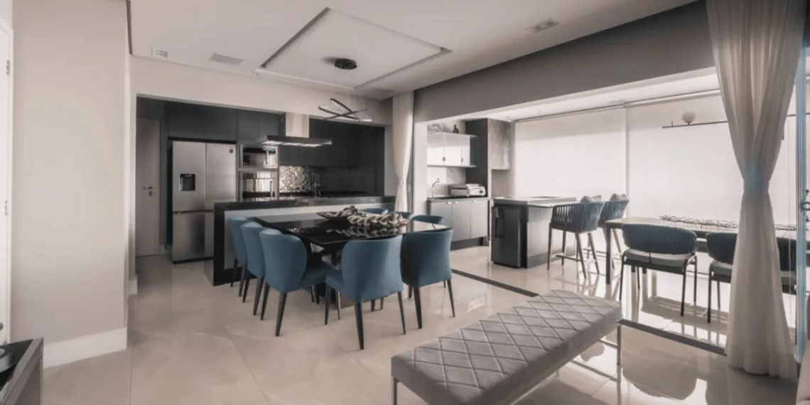 Base sóbria, destaques cromáticos e materiais nobres definem apartamento de 127 m2