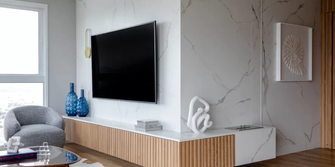 Painel de TV além da madeira: arquiteta mostra como vidro, porcelanato e MDF mudam o jogo na sala de estar