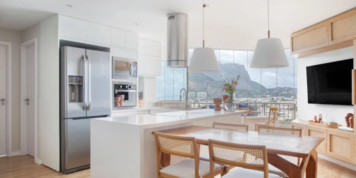 Apartamento na Barra da Tijuca tem banco com telescópio na antiga varanda — e virou o novo lar de uma família de São Paulo