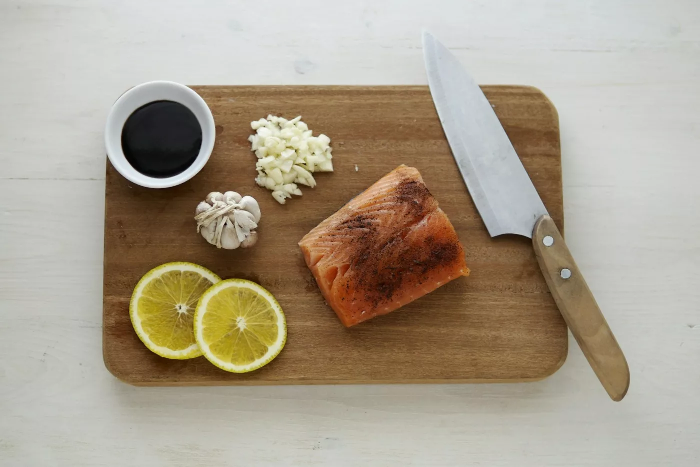 7 Utensílios de Cozinha que Não Devem Ficar de Fora do Ambiente - tabua de corte