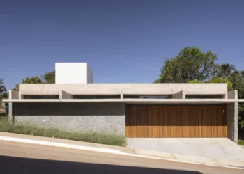 Casa conecta natureza e arquitetura, em projeto assinado por BLOCO Arquitetos