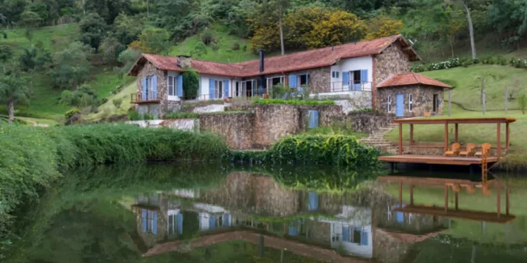 no alto falchi 1 No Alto da Mantiqueira, Casa RB traz soluções sustentáveis em sintonia com a natureza do entorno 