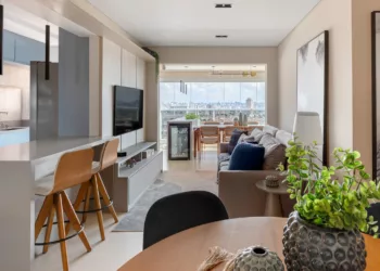 Integração e Cores Neutras Transformam Apartamento de 105m² em São Paulo