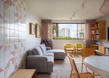 Apartamento valoriza memórias e convívio familiar em projeto assinado por Hersen Mendes Arquitetura