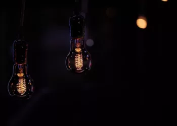 Faltou luz? Confira itens para ter em casa que ajudam em caso de queda de energia