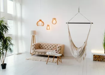 Luz e Luxo: Como Trazer Sofisticação ao Décor com Detalhes Dourados e Iluminação Elegante