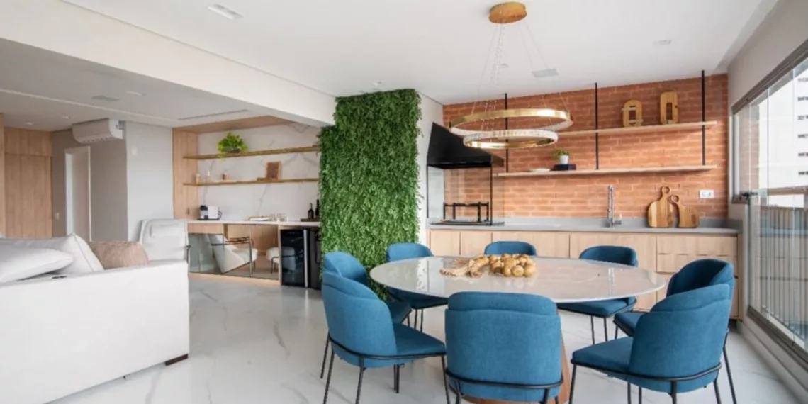 A arquiteta Mari Milani, responsável pela reforma desse apartamento entregue pela construtora, inovou ao propor um mix de materiais como mármore, tijolos, madeira e vidro dentro de uma leitura contemporânea do projeto | FOTO: Julia Herman
