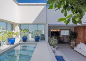 Atmosfera de casa com quintal em projeto de cobertura em São Paulo