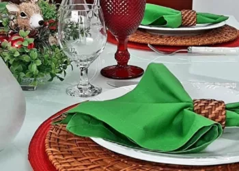 Decoração de Mesa de Natal Barata: Ideias Criativas para Encantar na Ceia
