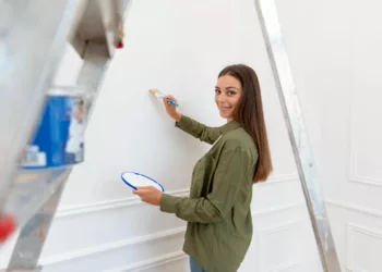 Dicas para pintar sobre o papel de parede com perfeição