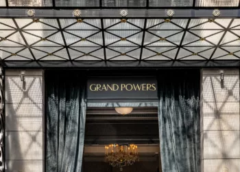 Grand Powers: O Hotel Parisiense Que Resgata a Elegância Histórica com Sofisticação Contemporânea