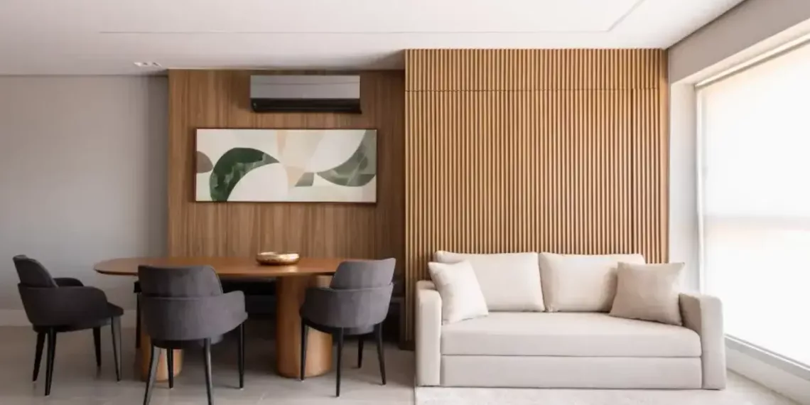 Espaço otimizado: cama embutida na parede torna sala multifuncional neste apartamento de 89 m²