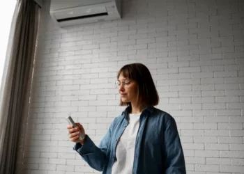 Ar-condicionado ligado com a janela aberta: desperdício de energia, conta de luz alta e prejuízos para o aparelho
