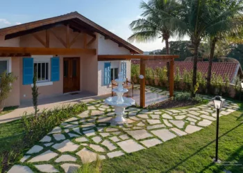 ESTILO E FUNCIONALIDADE: O PAISAGISMO DE RENATA GUASTELLI  VALORIZA O ESPAÇO E A NATUREZA