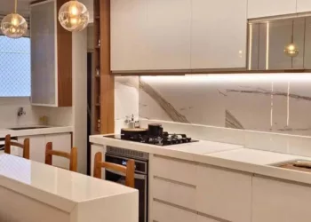 Armário de cozinha branco: o clássico que se reinventa com elegância e versatilidade