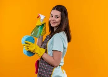 Uma mistura caseira pode prolongar a sensação de casa limpa, deixar os móveis mais protegidos e ainda perfumar o ambiente