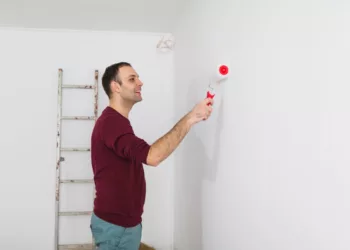 Como mudar a cor de uma parede com textura: dicas práticas para renovar com estilo