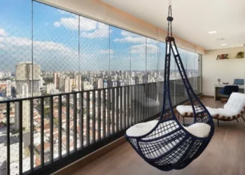 Com as poltronas suspensas é possível criar um ponto de estar flutuante em varandas, salas e quartos. Além do suave balanço e movimento, elas contribuem para a integração dos espaços, oferecem aconchego e até a possibilidade de apreciar a vista, como neste terraço idealizado pela arquiteta Rosangela Pena | Foto: Sidney Doll