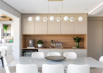 Nos projetos de interiores, o buffet pode assumir diversas ‘roupagens’, tal qual a arquiteta Daniela Funari executou nesse projeto. Com a marcenaria planejada, ela executou um móvel composto por armários aéreos e inferiores, além de um amplo nicho para o bar e outro para acoplar a adega | FOTO: Mariana Camargo