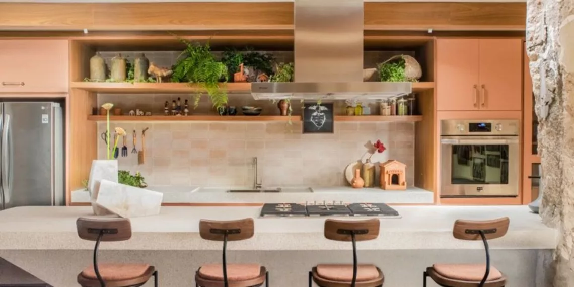 Neste ambiente para a CASACOR São Paulo 2023, o arquiteto Bruno Moraes dedicou-se à concepção de sua ‘Cozinha Funcional’. Junto com o layout e as orientações do décor, o profissional assinala que a utilização prazerosa do ambiente está relacionada à ergonomia destinada para cada parte de sua composição | Projeto BMA Studio | Foto: Guilherme Pucci