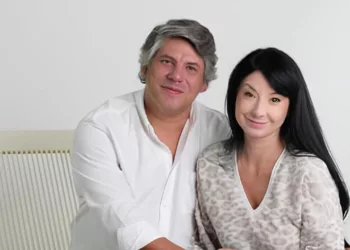 Em seu primeiro ambiente na mostra, Mariana Meneghisso e Alexandre Pasquotto apresentam um espaço sensorial com arte, afeto e compromisso com a natureza | Retrato Meneghisso & Pasquotto Arquitetura | Foto: Divulgação