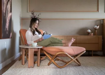 No dormitório da moradora, as arquitetas Vanessa Paiva e Claudia Passarini elegeram uma poltrona contemporânea: batizada como Astral, é assinada pelos designers cariocas Pedro Moog e Leonardo Lattavo, do Estúdio Lattoog | Projeto: Paiva e Passarini Arquitetura | Foto: Xavier Neto