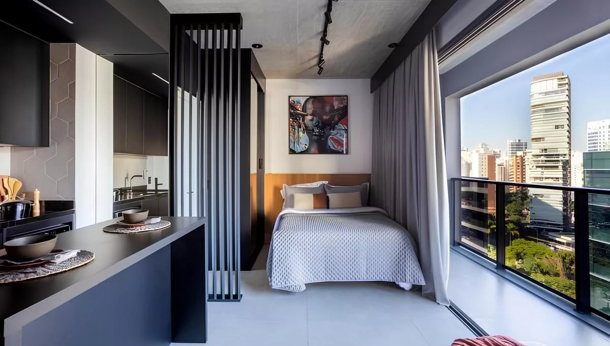 Neste projeto assinado pelas arquitetas Natália de Souza e Jociane Mendes, o morador pediu que esse studio de 35m² fosse desenvolvido por inteiro, dos revestimentos ao mobiliário, passando pela decoração e o enxoval | Projeto: ResiliArt Arquitetura | Foto: Kelly Queiroz