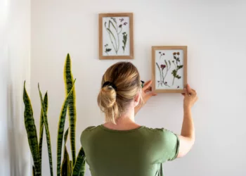 Como pendurar quadros na altura certa e evitar erros na decoração