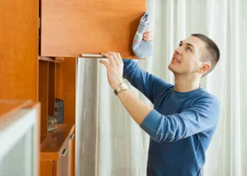 Saiba como evitar mofo atrás do armário com soluções práticas e ventilação correta
