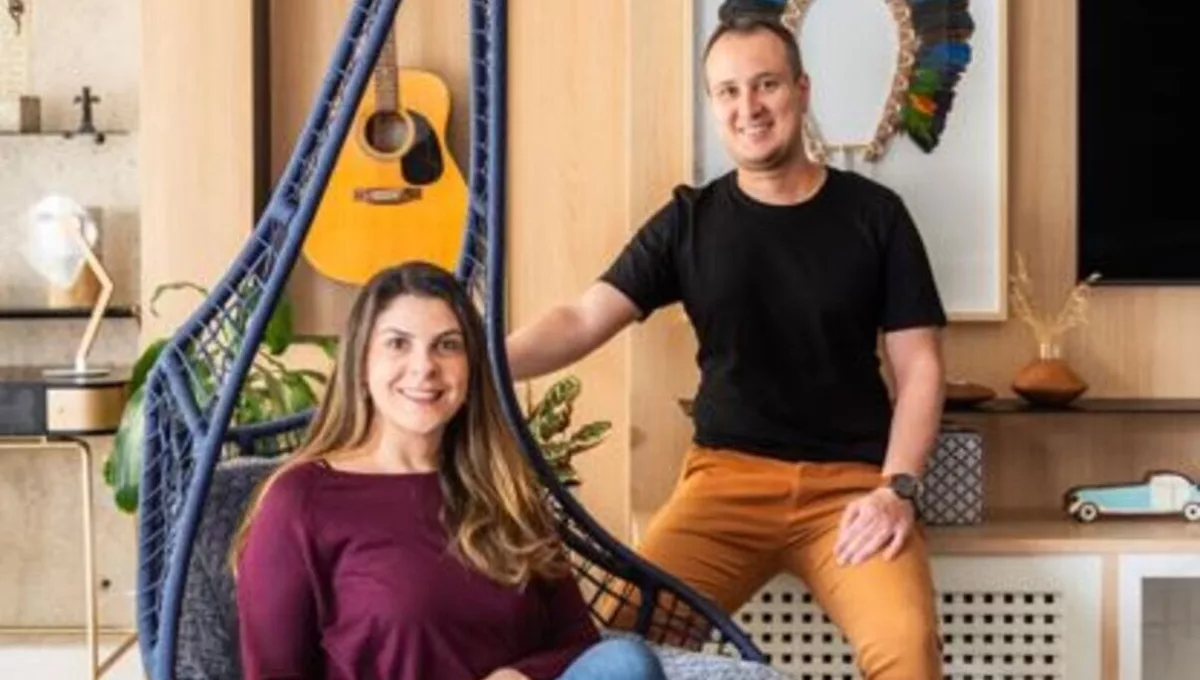 Mesmo nos dias mais gelados e com a ausência de sol, um apartamento com boa iluminação natural, com este onde o arquiteto Bruno Moraes mora com sua esposa Dani, evita que as luzes sejam acesas durante dia | Projeto BMA Studio | Foto: Guilherme Pucci
