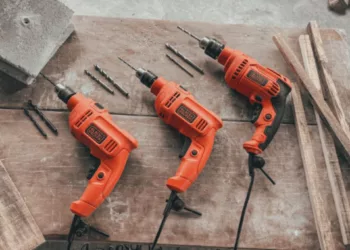 BLACK+DECKER lança furadeira de impacto compacta e potente para perfurações com mais precisão
