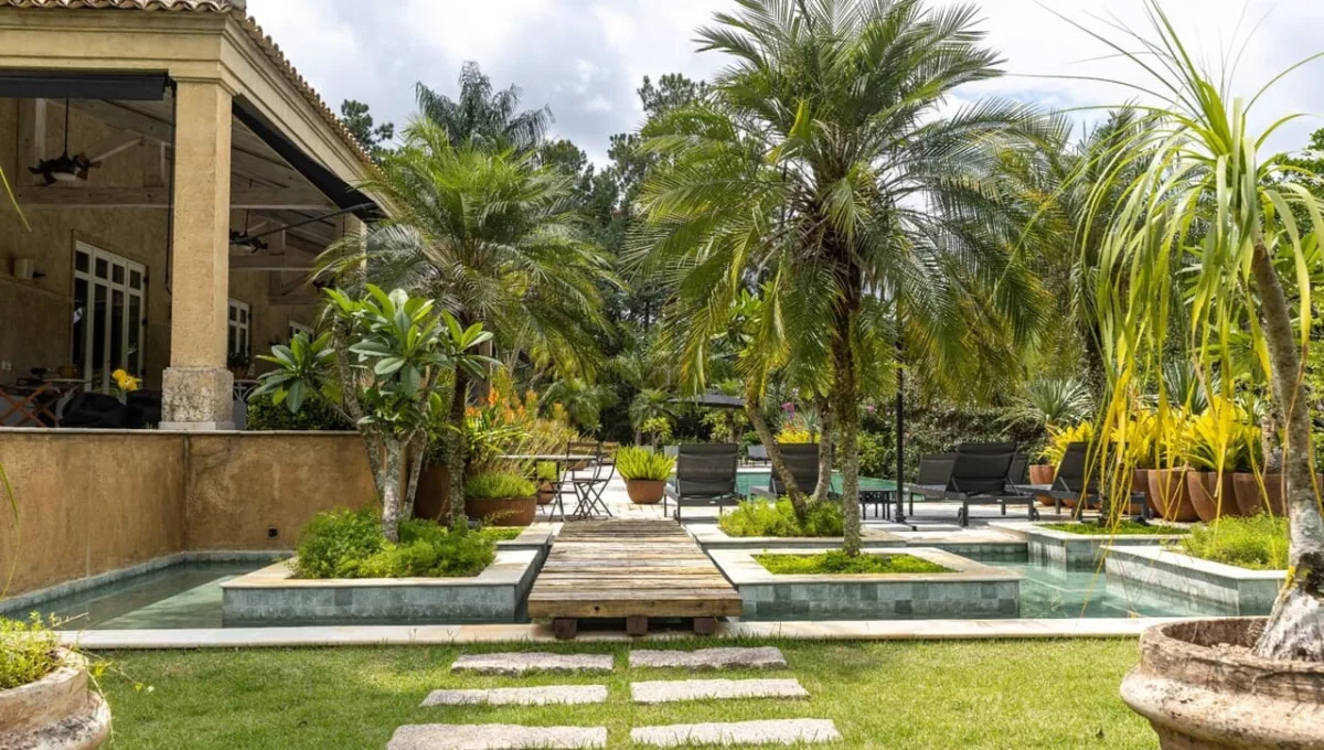 Composições que mesclam gramados e forrações trazem texturas e formas diversas e contribuem para o efeito estético dos jardins / Foto: JP Image