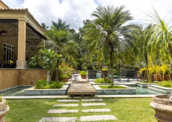 Composições que mesclam gramados e forrações trazem texturas e formas diversas e contribuem para o efeito estético dos jardins / Foto: JP Image