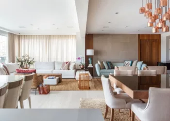 Uma boa organização não é sobre esconder a bagunça, mas sobre repensar a forma como usamos o espaço e pequenas atitudes no dia a dia evitam grandes bagunças no fim da semana | Projeto Dantas & Passos Arquitetura | Foto: Maura Mello