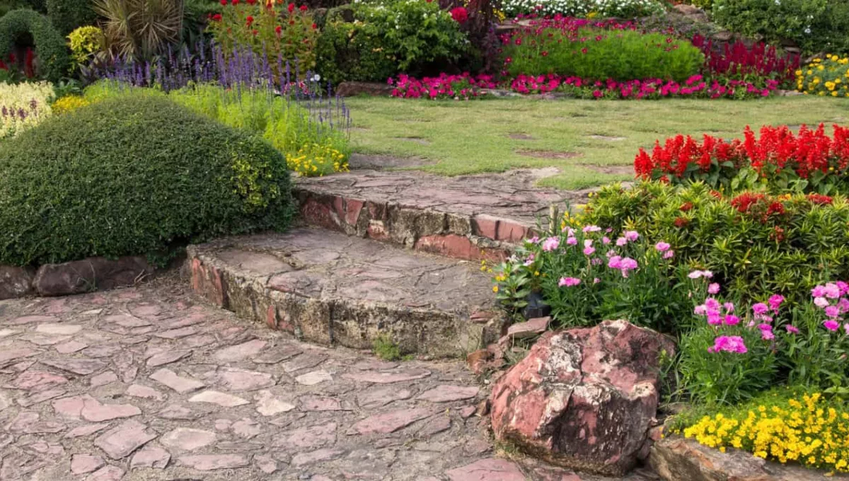 Tipos de pedras naturais para usar no jardim: qual escolher?