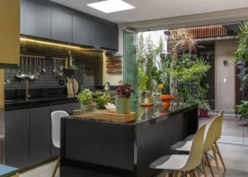 Hoje, a ergonomia é parte fundamental de um bom design, garantindo alturas adequadas, boas distâncias entre os equipamentos e uma circulação fluida na cozinha | Projeto Atelier Paulo Tripoloni | Foto: Adriano Escanhuela