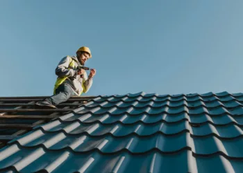 Quer mais conforto térmico e menos barulho em casa? Veja como a telha termoacústica resolve esse problema