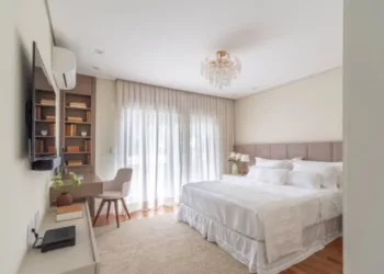 Neste projeto assinado pela arquiteta Isabella Nalon, a composição da cama se destaca e dita o tom acolhedor do espaço, com base clara, tecidos texturizados e arranjo equilibrado de travesseiros que valorizam  o conforto e a estética | Fotos: Julia Herman