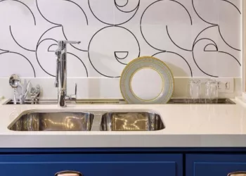 Por que investir em um canal organizador na cozinha?