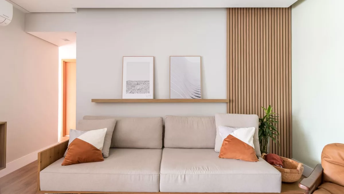 Nas obras residenciais, o piso vinílico ganhou fama como uma possibilidade frente ao piso de madeira natural. Nesse apartamento, a arquiteta Cinthia Claro utilizou o material para recobrir a área social do apartamento, o corredor e os dormitórios | Foto: Erika Waldmann