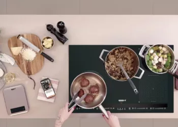 A Tramontina lança o primeiro cooktop de embutir conectado do Brasil, o GURU ThermoGuide.