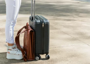 Por que você nunca deve amarrar uma fita na mala de viagem