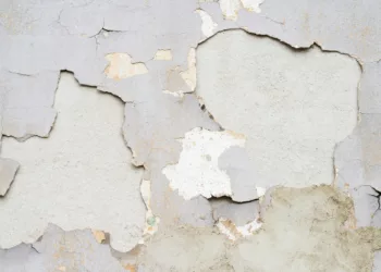 Parede descascando e esfarelando: como resolver o problema antes que ele afete sua saúde